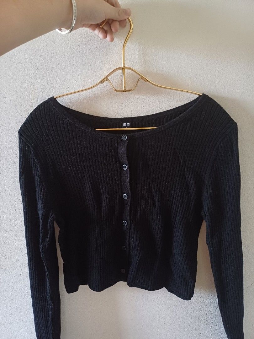 Black Cardigan (Category: Longsleeves) located in Quezon City. Submitted by declutterhouse (Listing ID 1386032342, Image 1). Description: Uniqlo Small Black.