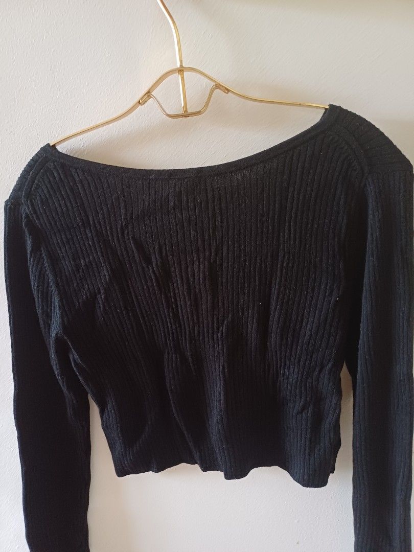 Black Cardigan (Category: Longsleeves) located in Quezon City. Submitted by declutterhouse (Listing ID 1386032342, Image 3). Description: Uniqlo Small Black.