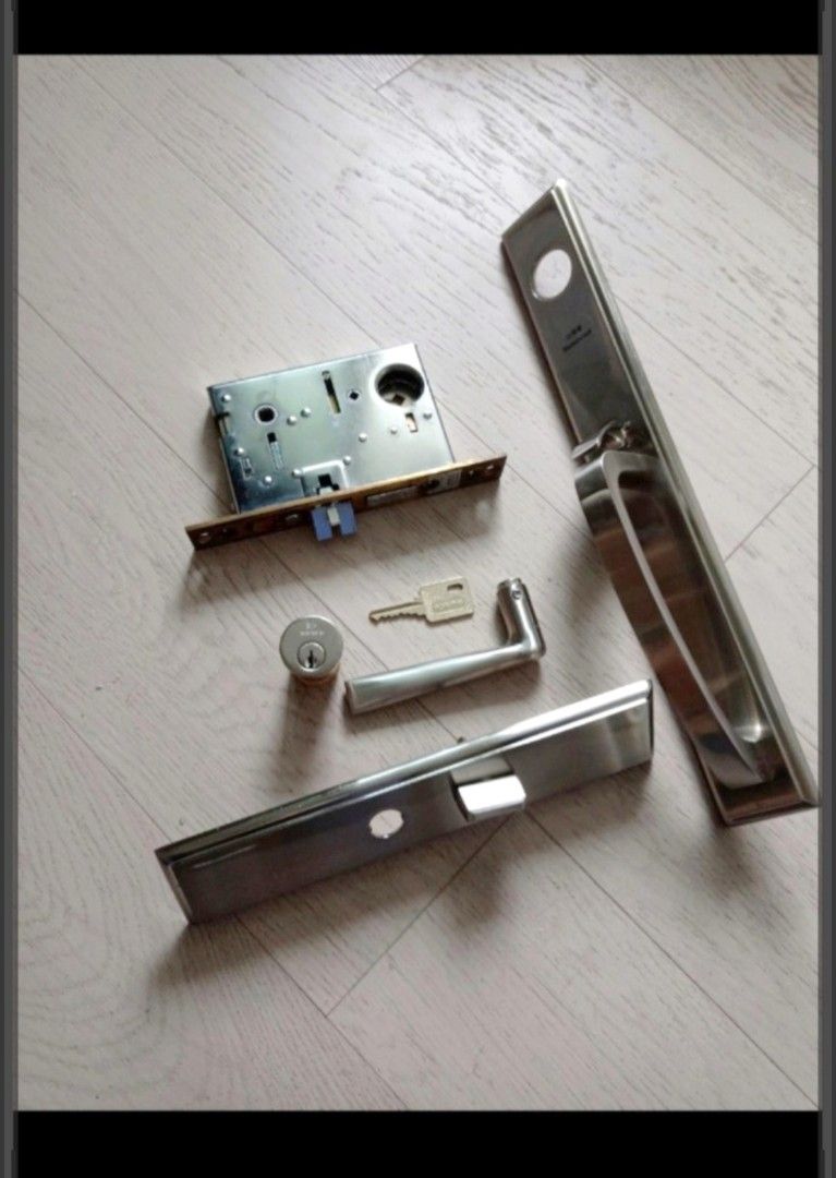 Bonco 閃令令 不銹鋼大門門鎖 大門鎖 木門鎖 大門機械鎖 名牌屋苑 已拆下 配件齊全 及 原裝鎖匙 紮實穩固 手工精細 防盜力強 安全 穩陣  Bonco Main Door Lock with original key 需自行安排搵師傅安裝 不包安裝 新屋 家居裝修 換把靚鎖