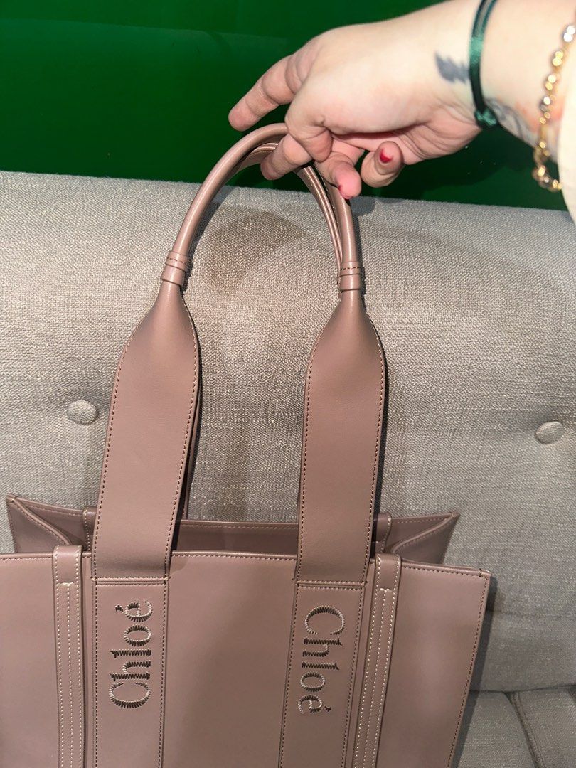 Chloe Woody Tote Medium (Leather) (Category: Luxury Bags & Wallets) located in Makati City. Submitted by muffinstuffins (Listing ID 1386043613, Image 2). Description: Got this from Adora Greenbelt 5 for 100k .