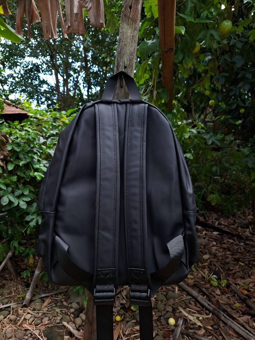 Essentials (FOG) Laptop Backpack (Category: Backpacks) located in Victorias. Submitted by doc_keith (Listing ID 1386019711, Image 2). Description: Essential (FOG) Laptop Backpack Condition: 10 Prestine ✨️ Color rate: 10 Issue: ❌️❌️❌️ 1580 Shipped Negros Occidental.
