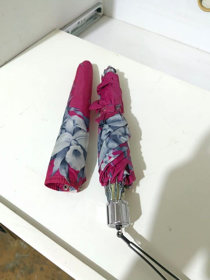Foldable Umbrella (Category: Umbrellas) located in Cebu City. Submitted by dudes_villanueva (Listing ID 1386124395, Image 3). Description: Foldable Umbrella In excellent condition Diameter : 37".