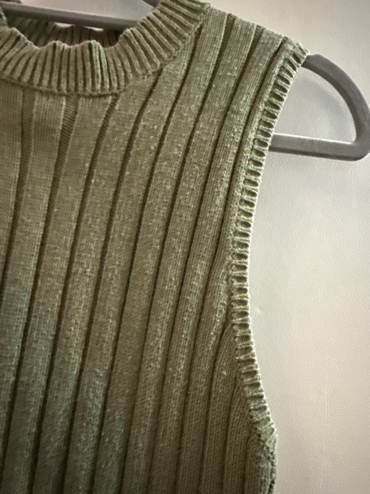 Forever 21 - Cropped Top (Category: Sleeveless) located in Marikina City. Submitted by declutteringfatty (Listing ID 1386172798, Image 2). Description: Brand: Forever 21 Color: Olive Green Size: S on tag (fits XS-S) *Used but not abused.