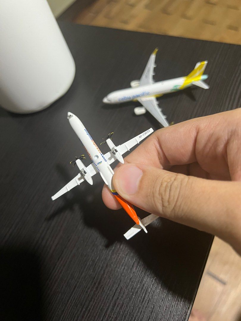 Gemini jets 1:400 (Category: Vehicle & Diecast Models) located in Pasig City. Submitted by bbt07 (Listing ID 1382308941, Image 3). Description: Airphil q400 No box - negotiable .