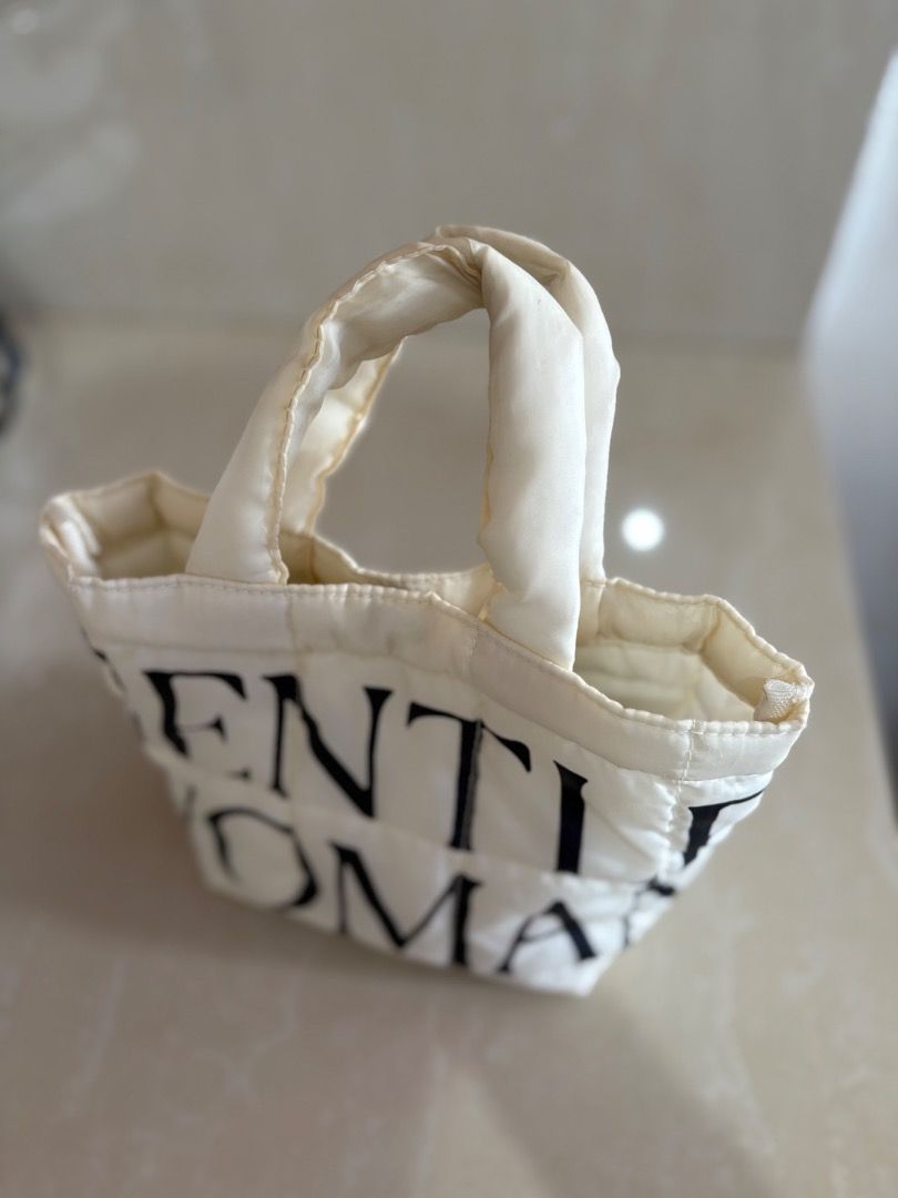 Gentle Woman Puffer Bag (Category: Tote Bags) located in Quezon City. Submitted by ashhaul (Listing ID 1386066379, Image 2). Description: Needs a little wash 🤍 - 9/10 Condition, only used once ! - Can do same day delivery 🚚 .