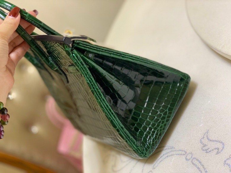 Hermes Birkin Crocs 30cm Green GHW (Category: Luxury Bags & Wallets) located in Pasig City. Submitted by wmsbags_2 (Listing ID 1386132194, Image 3). Description: Available Onhand ❗️ VIP HANDMADE ✅Perfect workmanship ✅Fully hand stitched ✅Fine stamp & Code ✅100% Hardware materials structured ✅Real Leather ✅We do deliver (any) ✅ or meet up ( metro manila area) ✅We shipp all nationwide ✅Complete Inclusion MODE OF PAYMENT 📌CREDIT CARD & Cash accepte