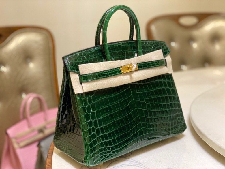 Hermes Birkin Crocs 30cm Green GHW (Category: Luxury Bags & Wallets) located in Pasig City. Submitted by wmsbags_2 (Listing ID 1386132194, Image 1). Description: Available Onhand ❗️ VIP HANDMADE ✅Perfect workmanship ✅Fully hand stitched ✅Fine stamp & Code ✅100% Hardware materials structured ✅Real Leather ✅We do deliver (any) ✅ or meet up ( metro manila area) ✅We shipp all nationwide ✅Complete Inclusion MODE OF PAYMENT 📌CREDIT CARD & Cash accepte