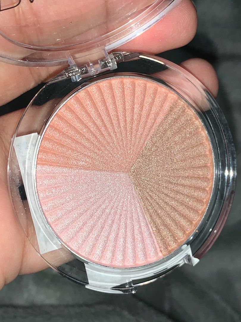 Highlighter (Category: Makeup) located in Ampang. Submitted by notsonewhere (Listing ID 1386088052, Image 3). Description: i guna sekalii je untuk swatch.