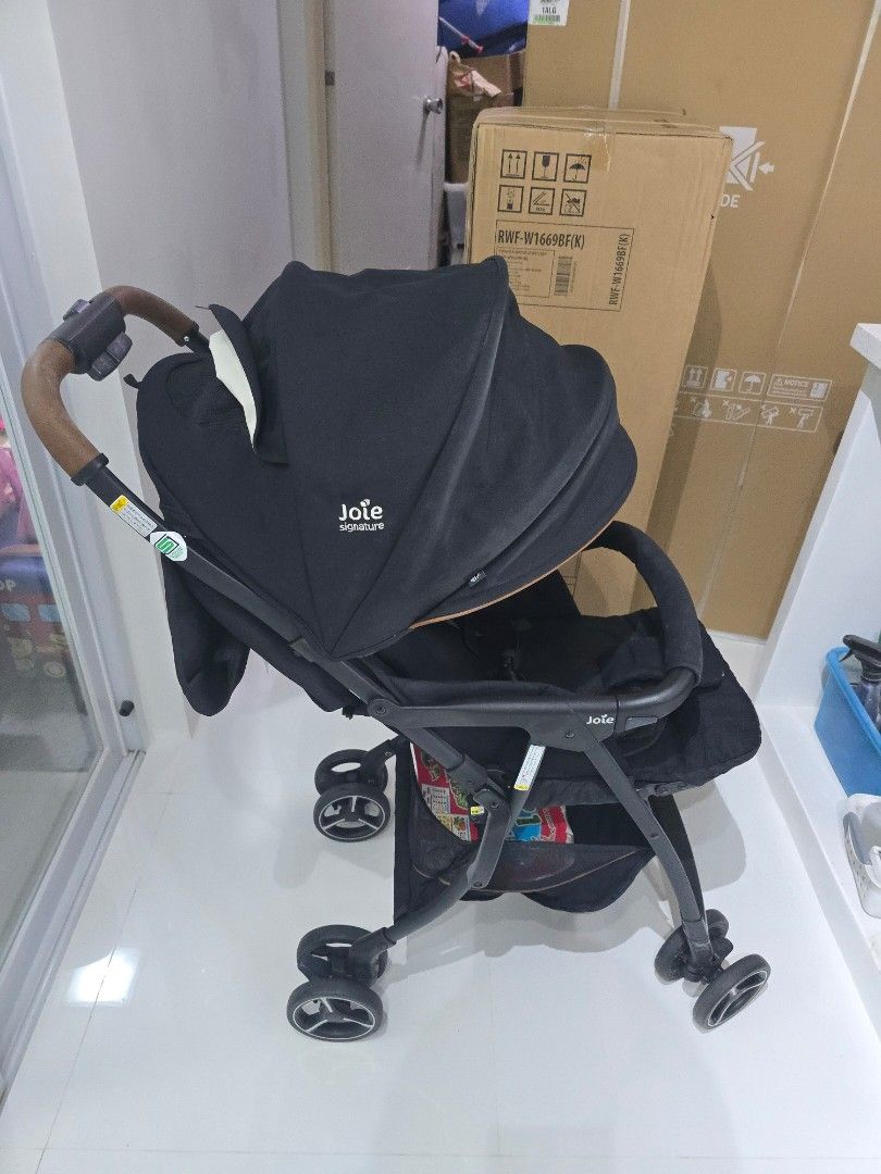 Joie Signature 4WD drift stroller (Category: Strollers) located in Pasig City. Submitted by cesar2 (Listing ID 1386129151, Image 2). Description: It features four 360° swiveling wheels, a lie-flat recline, a reversible handle, a Flex comfort ride system for a smoother stroll, and a UPF 50+ and water repellent canopy. Suitability: It is suitable for use from 1 month up to 15kg (approximately 4 years old). Safety Features: It includes a SoftTouch 5