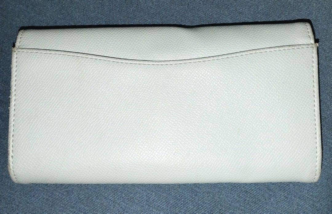 Majestic Legon Long Wallet (Category: Wallets & Card holders) located in Muntinlupa City. Submitted by fnovelties (Listing ID 1386060207, Image 2). Description: no issue on the outside part Sign of usage on the inner fold.