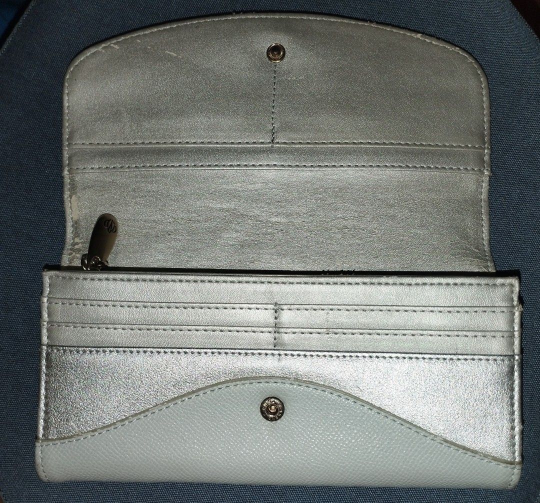 Majestic Legon Long Wallet (Category: Wallets & Card holders) located in Muntinlupa City. Submitted by fnovelties (Listing ID 1386060207, Image 3). Description: no issue on the outside part Sign of usage on the inner fold.