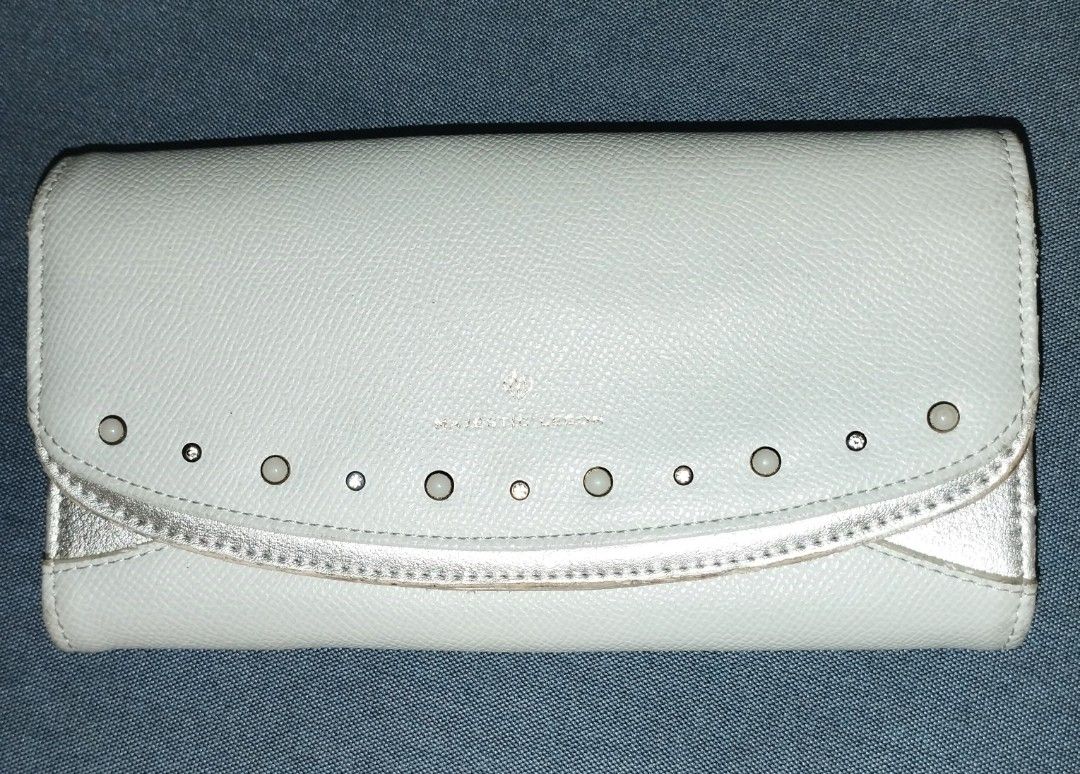 Majestic Legon Long Wallet (Category: Wallets & Card holders) located in Muntinlupa City. Submitted by fnovelties (Listing ID 1386060207, Image 1). Description: no issue on the outside part Sign of usage on the inner fold.