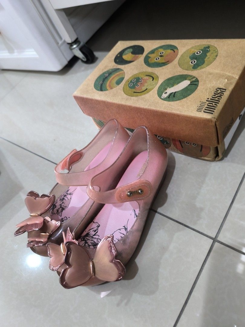 Mini Melissa Ultragirl Butterfly Pink (Category: Babies & Kids Fashion) located in Manila. Submitted by loveyelenna (Listing ID 1386019894, Image 3). Description: Preloved Mini Melissa Ultragirl Butterfly Pink size us11 still with scent with box and dustbag.