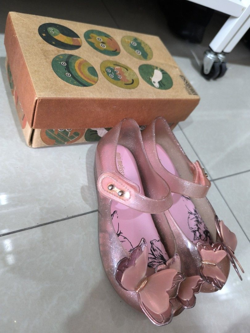 Mini Melissa Ultragirl Butterfly Pink (Category: Babies & Kids Fashion) located in Manila. Submitted by loveyelenna (Listing ID 1386019894, Image 2). Description: Preloved Mini Melissa Ultragirl Butterfly Pink size us11 still with scent with box and dustbag.