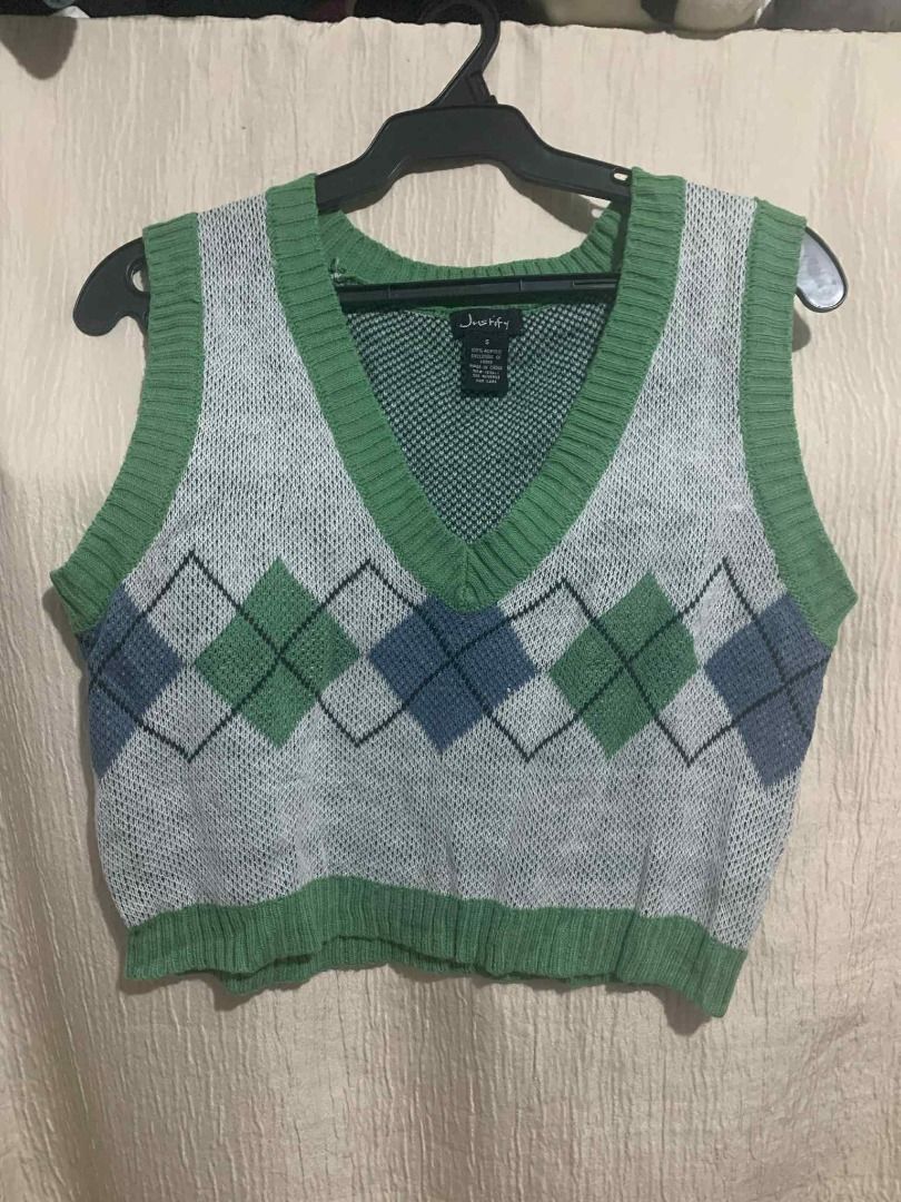 M-L | Green Knitted Vest (Category: Coats, Jackets and Outerwear) located in Manila. Submitted by withmach (Listing ID 1386110435, Image 1). Description: ⋆𐙚₊ SELLING PRE-LOVED VESTS ₊𐙚⋆ ୨ৎ PAYO ୨ৎ Price: 80 PHP ୨ৎ MOP: Gcash only ୨ৎ Delivery: Lalamove, Grab, Joyride, Angkas, & J&T (BUYER PAYS SF) ୨ৎ Details are posted on the photo !! ⸜(｡˃ ᵕ ˂ )⸝♡.
