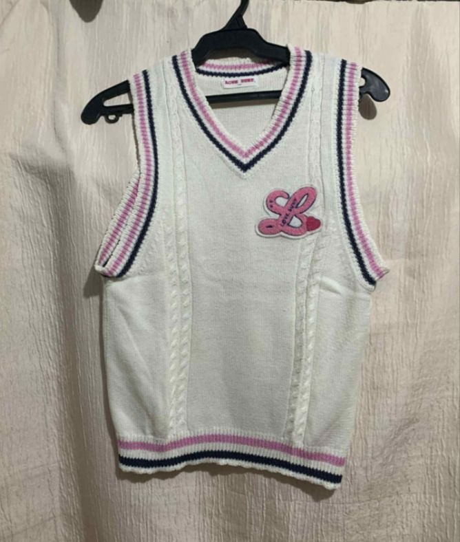 M-L | Knitted Vest (Category: Coats, Jackets and Outerwear) located in Manila. Submitted by withmach (Listing ID 1386109525, Image 1). Description: ⋆𐙚₊ SELLING PRE-LOVED VESTS ₊𐙚⋆ ୨ৎ PAYO ୨ৎ Price: 80 PHP ୨ৎ MOP: Gcash only ୨ৎ Delivery: Lalamove, Grab, Joyride, Angkas, & J&T (BUYER PAYS SF) ୨ৎ Details are posted on the photo !! ⸜(｡˃ ᵕ ˂ )⸝♡.