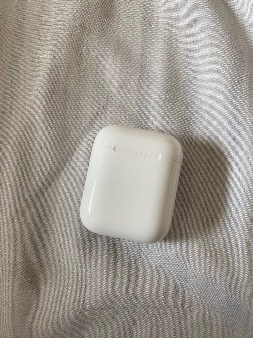 Original Airpods 2nd Gen (Category: Earphones) located in Manila. Submitted by kasheeko (Listing ID 1386078185, Image 3). Description: Personal Airpods has signs of usage ( minor scratches ) one bud drains faster no box bought in the states back in 2021 PLEASE manage expectations.
