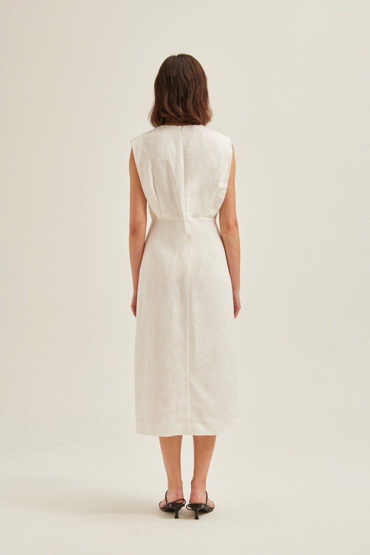 OSN Pleat-Shoulder Tencel Dress (Category: Dresses) located in Singapore. Submitted by fallenflowers (Listing ID 1386012600, Image 2). Description: Size S Lightly worn Please see minor marks on the dress. From the outside it is just one dot (see last pic). .