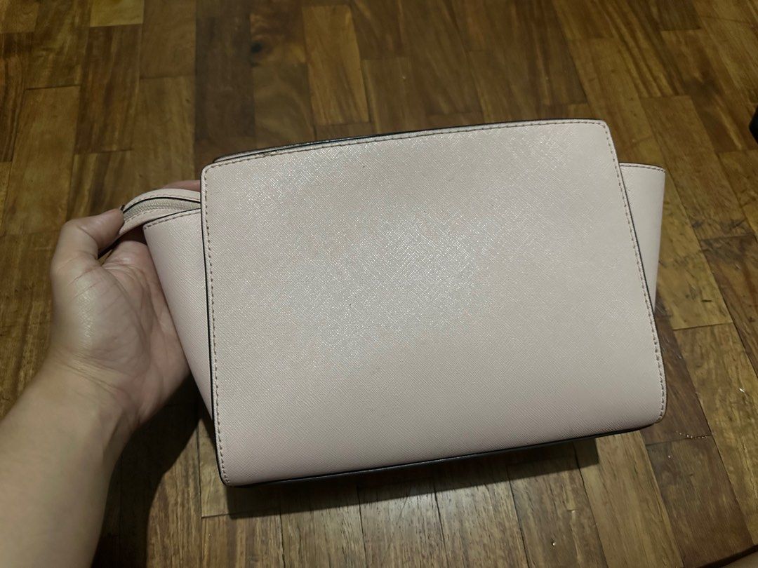 Preloved MK Selma Crossbody Bag (Category: Cross-body Bags) located in Muntinlupa City. Submitted by dnnflzz (Listing ID 1386088478, Image 2). Description: PRELOVED Michael Kors Selma Bag - Sling Bag - In good condition, both exterior and interior - What you see is what you get - No return. No exchange. - Payment first. No rush bookings please. 😊.