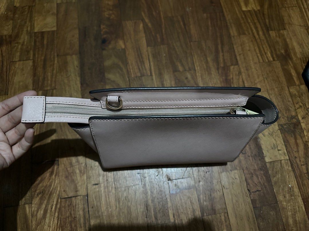 Preloved MK Selma Crossbody Bag (Category: Cross-body Bags) located in Muntinlupa City. Submitted by dnnflzz (Listing ID 1386088478, Image 3). Description: PRELOVED Michael Kors Selma Bag - Sling Bag - In good condition, both exterior and interior - What you see is what you get - No return. No exchange. - Payment first. No rush bookings please. 😊.
