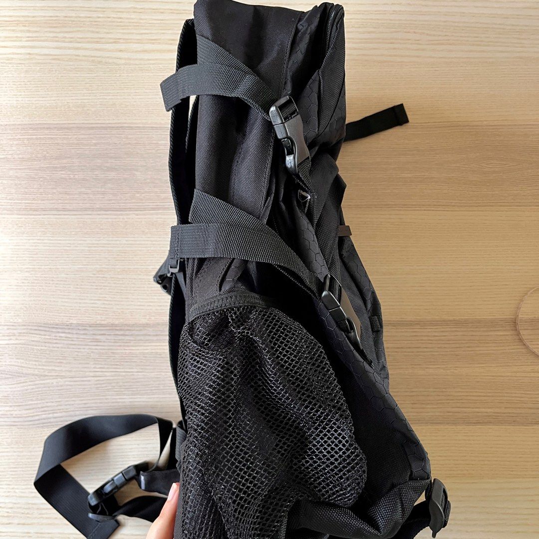 Under Armour backpack rugged - black (Category: Backpacks) located in Makati City. Submitted by eggcloud (Listing ID 1386120882, Image 3). Description: ✨ read before chat: - negotiable if buying more from my shop - barely used by my dad, only when he was in field office work but not extreme (no dirt, no mountain climbing, etc) - scroll pics to see bag features and condition - lightweight - 3 main pockets, 2 side bottle holders - size approx. 18 x