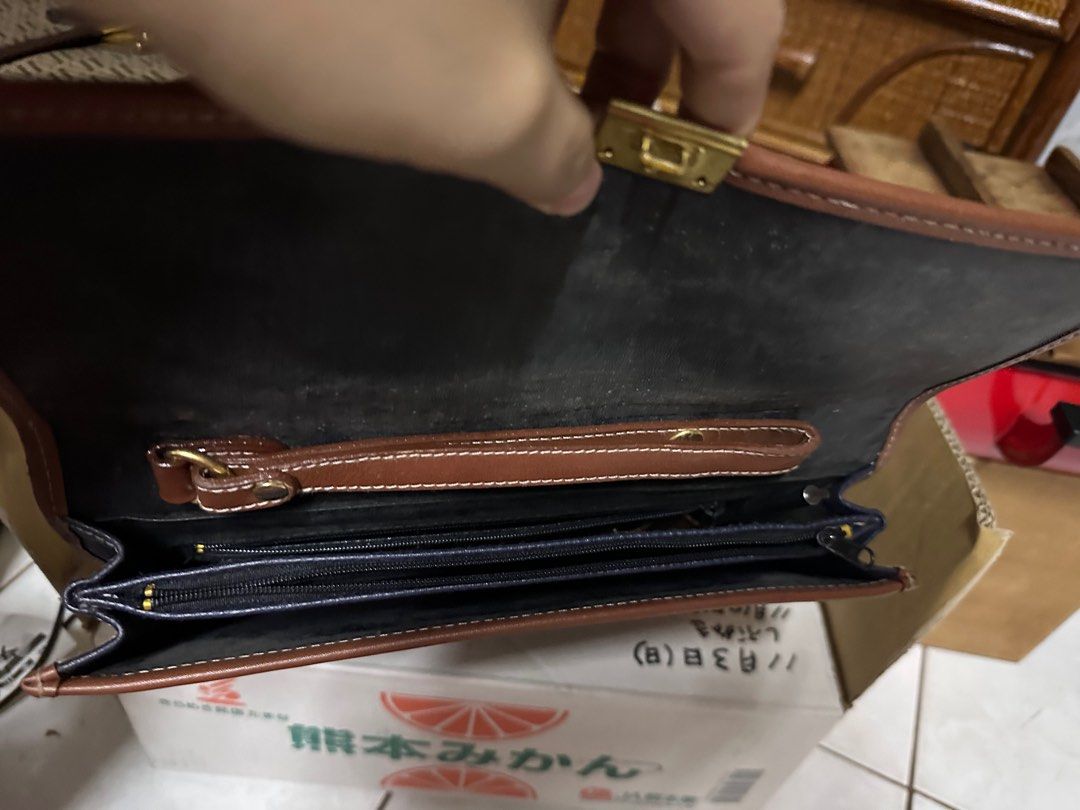 (LP)- Valentino clutch bag (Category: Luxury Bags & Wallets) located in Antipolo. Submitted by queens.collections (Listing ID 1386008885, Image 3). Description: .