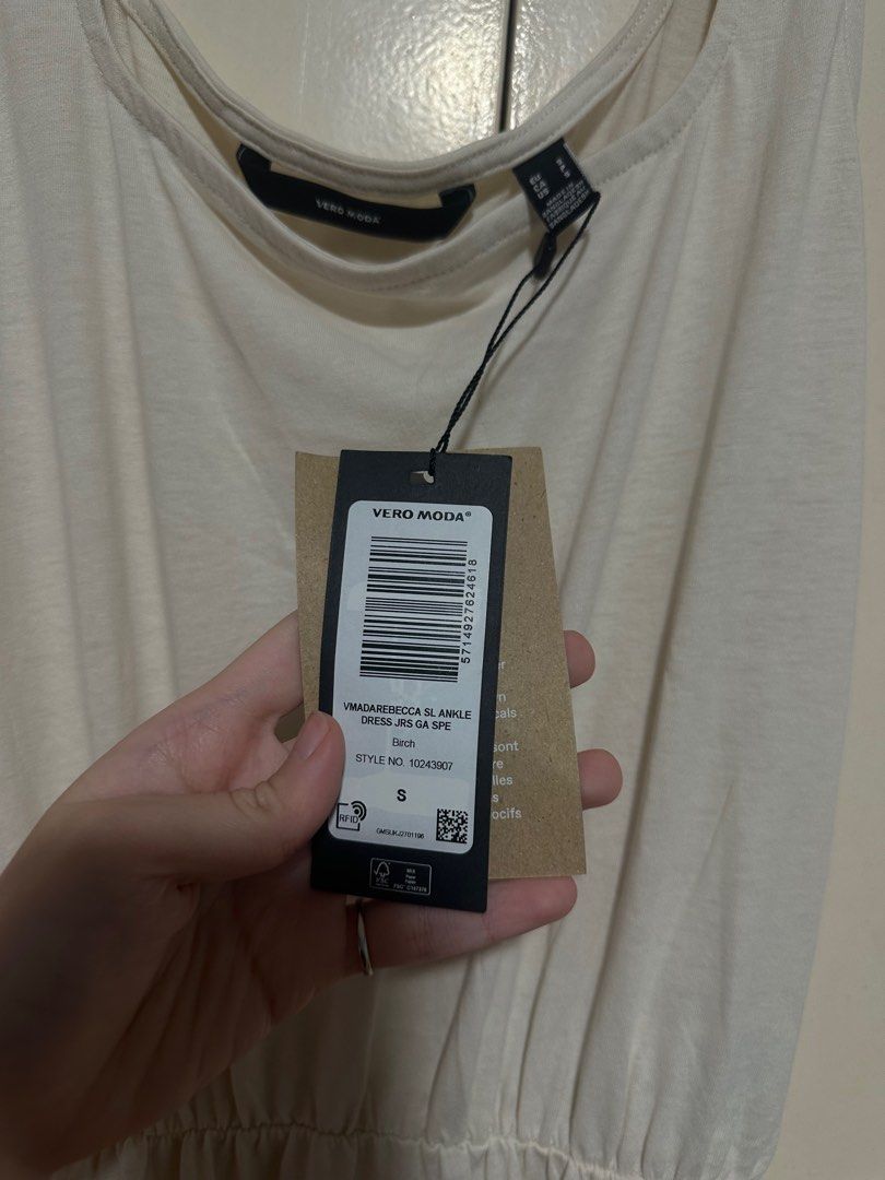 Vero moda cream maxi dress (Category: Dresses) located in Paranaque City. Submitted by coleslawbear (Listing ID 1386091904, Image 3). Description: can fit up to 36 waist and bust when stretched.