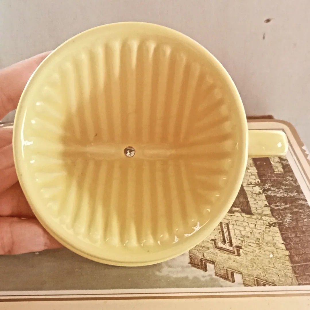 Vintage Mellita Coffee filter holder (Category: Coffee & Tea Tableware) located in Makati City. Submitted by meowmyella (Listing ID 1386022932, Image 2). Description: ☕ vintage MELITTA 1x1 coffee filter holder ( light yellow model) ‼️with barely noticeable factory defect) 💵PHP 300 only! 😁These are all Japan and UK surplus so PLEASE MANAGE YOUR EXPECTATIONS 💯 Items are brand new, in excellent and very good condition. Flaws will be declared if a