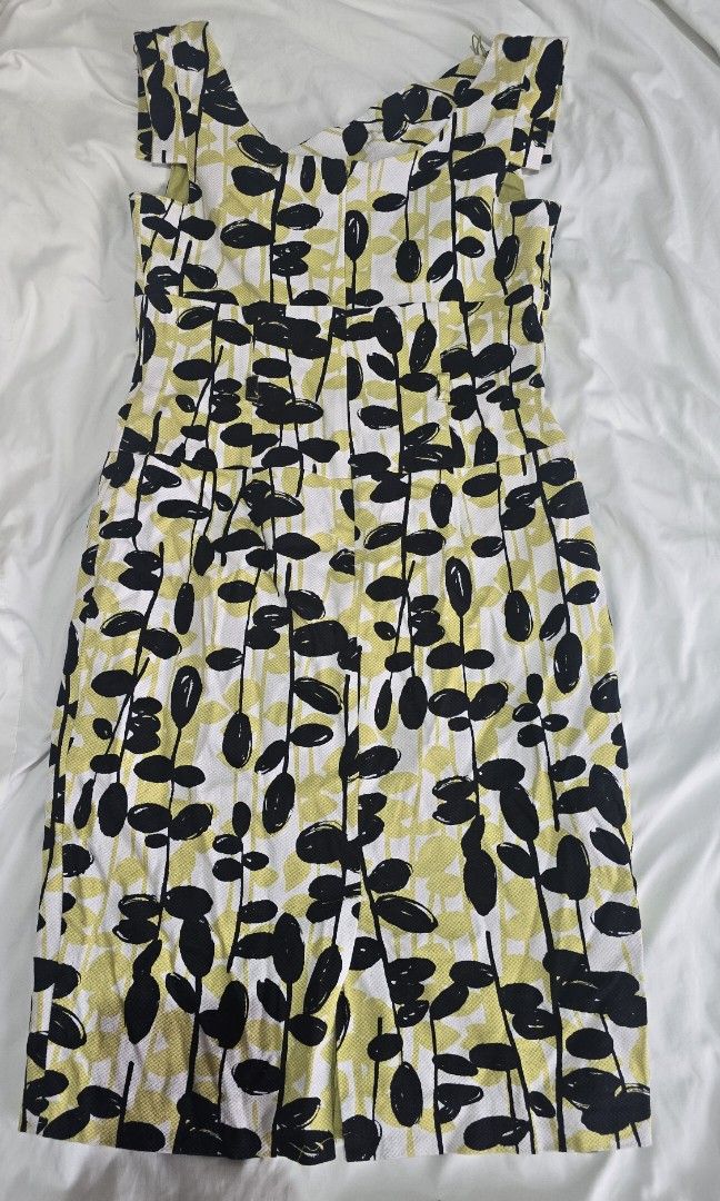 Adrianna Papell Dress (Category: Dresses) located in Quezon City. Submitted by ronbel (Listing ID 1386226301, Image 2). Description: Title: Preloved Dress – Adrianna Papell – size 6 – Yellow Description: ✨ Condition: Lightly used, some discoloration below(please see 6th picture) 📏 Size: based on the Tag size 6 🎨 Color: Yellow with Black design 📝 Details: office wear, zip/button closure at the back. 📍 Location: [City/Area] 🚚 Shipping: [LBC / 
