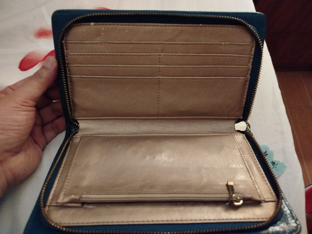 Anne klein wristlet (Category: Luxury Bags & Wallets) located in Manila. Submitted by mallows__ (Listing ID 1386229924, Image 3). Description: Anne Kelin wristlet with minimal flaws nawala po yung pinaka handle and picture # 3 may maliit n dot.Negotiable.