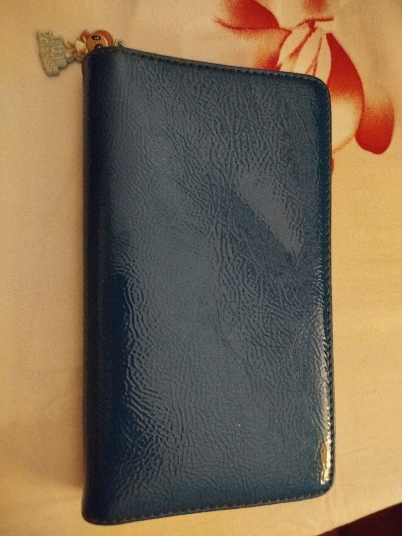Anne klein wristlet (Category: Luxury Bags & Wallets) located in Manila. Submitted by mallows__ (Listing ID 1386229924, Image 2). Description: Anne Kelin wristlet with minimal flaws nawala po yung pinaka handle and picture # 3 may maliit n dot.Negotiable.