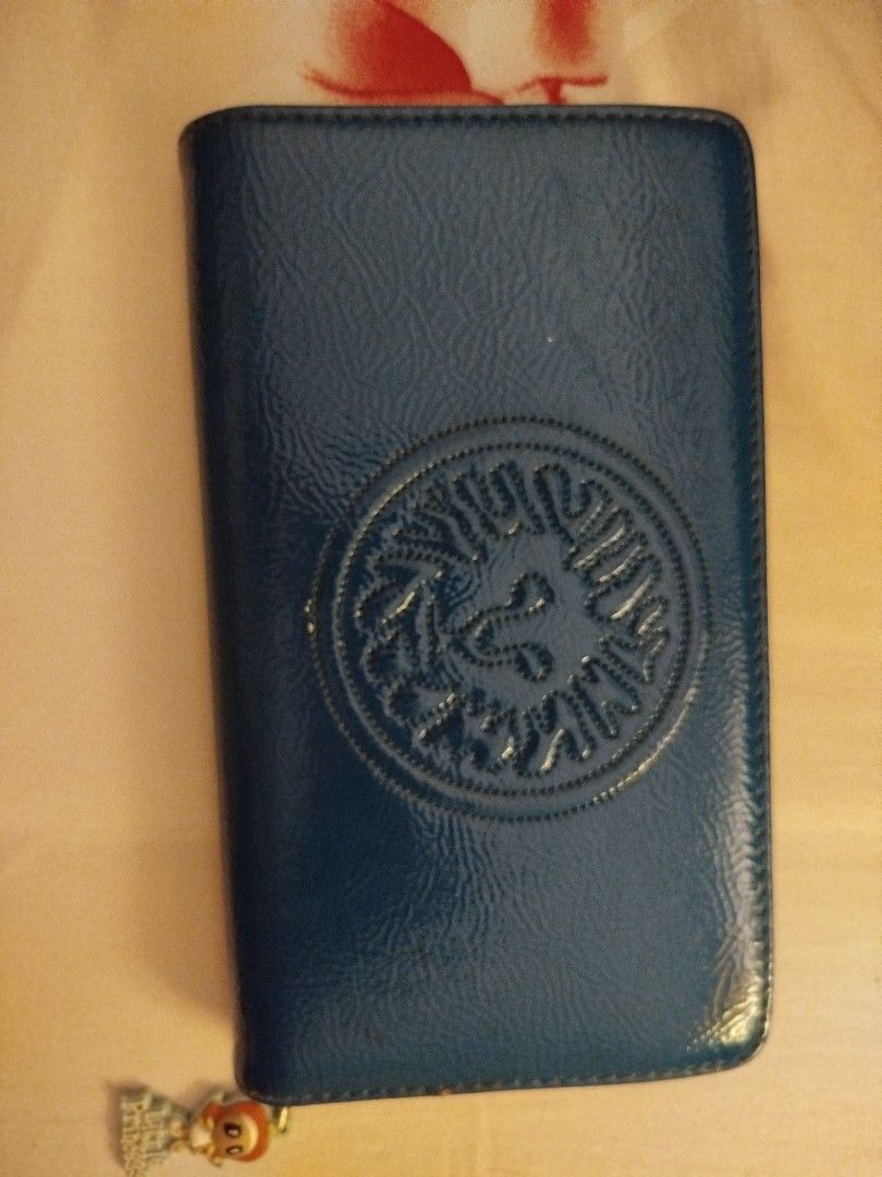 Anne klein wristlet (Category: Luxury Bags & Wallets) located in Manila. Submitted by mallows__ (Listing ID 1386229924, Image 1). Description: Anne Kelin wristlet with minimal flaws nawala po yung pinaka handle and picture # 3 may maliit n dot.Negotiable.