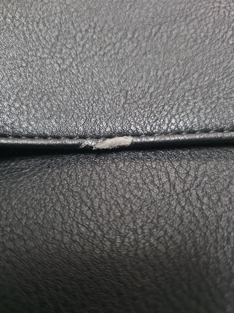 B1 T1 15" laptop bag Ted Baker & Samsonite (Category: Laptop Bags & Sleeves) located in Quezon City. Submitted by nsma26 (Listing ID 1386241053, Image 3). Description: Guaranteed authentic US bought Ted baker brand new with flaw (check images) Samsonite slightly used - check images for hardware fits 15" laptop sf shouldered by the buyer mop gcash / bank transfer.