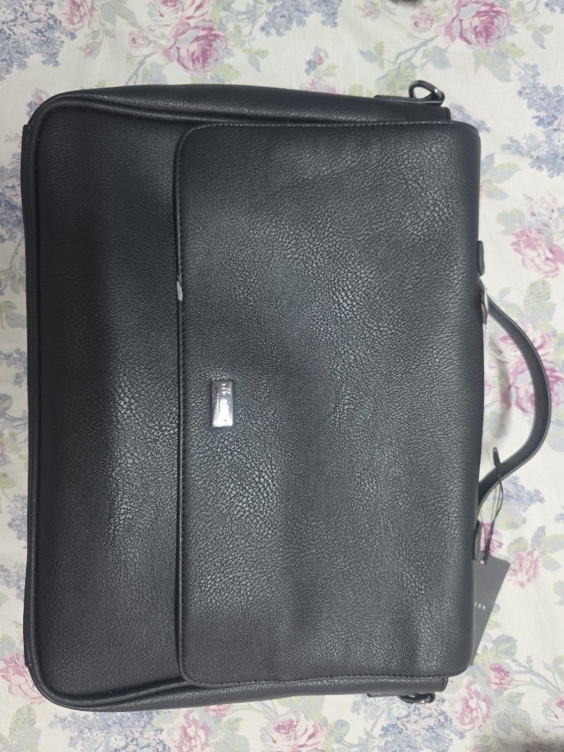 B1 T1 15" laptop bag Ted Baker & Samsonite (Category: Laptop Bags & Sleeves) located in Quezon City. Submitted by nsma26 (Listing ID 1386241053, Image 2). Description: Guaranteed authentic US bought Ted baker brand new with flaw (check images) Samsonite slightly used - check images for hardware fits 15" laptop sf shouldered by the buyer mop gcash / bank transfer.