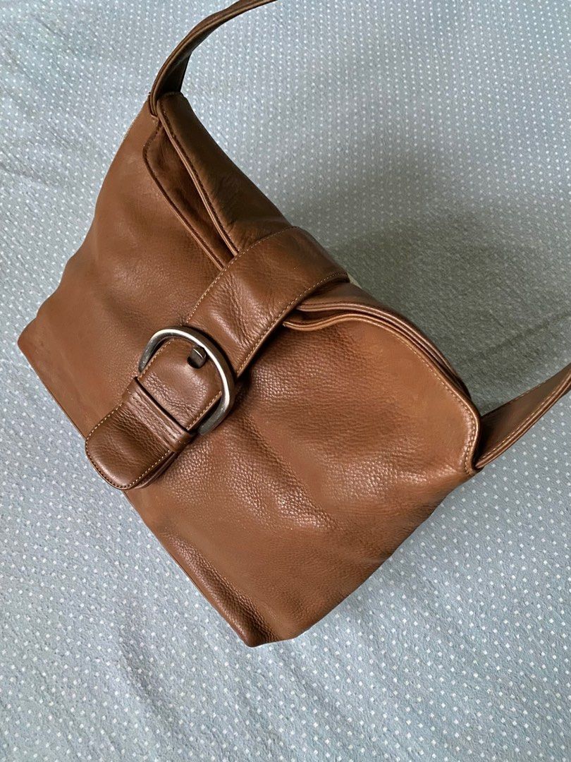 Brown Medium Hobo Bag (Category: Luxury Bags & Wallets) located in Valenzuela. Submitted by sseousinnn (Listing ID 1386305359, Image 2). Description: .