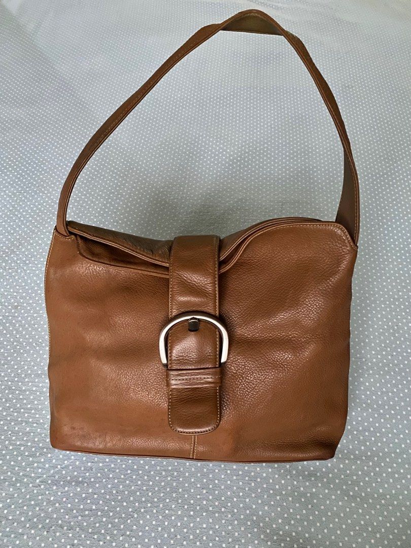 Brown Medium Hobo Bag (Category: Luxury Bags & Wallets) located in Valenzuela. Submitted by sseousinnn (Listing ID 1386305359, Image 1). Description: .