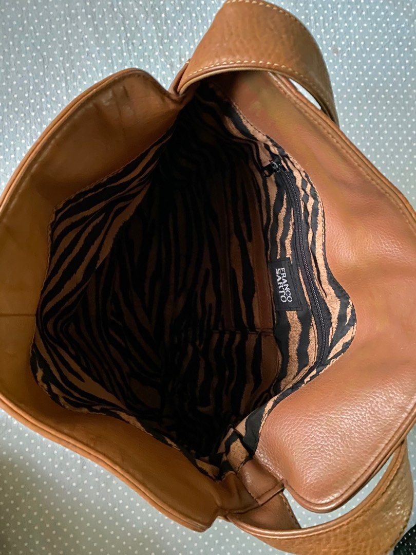 Brown Medium Hobo Bag (Category: Luxury Bags & Wallets) located in Valenzuela. Submitted by sseousinnn (Listing ID 1386305359, Image 3). Description: .