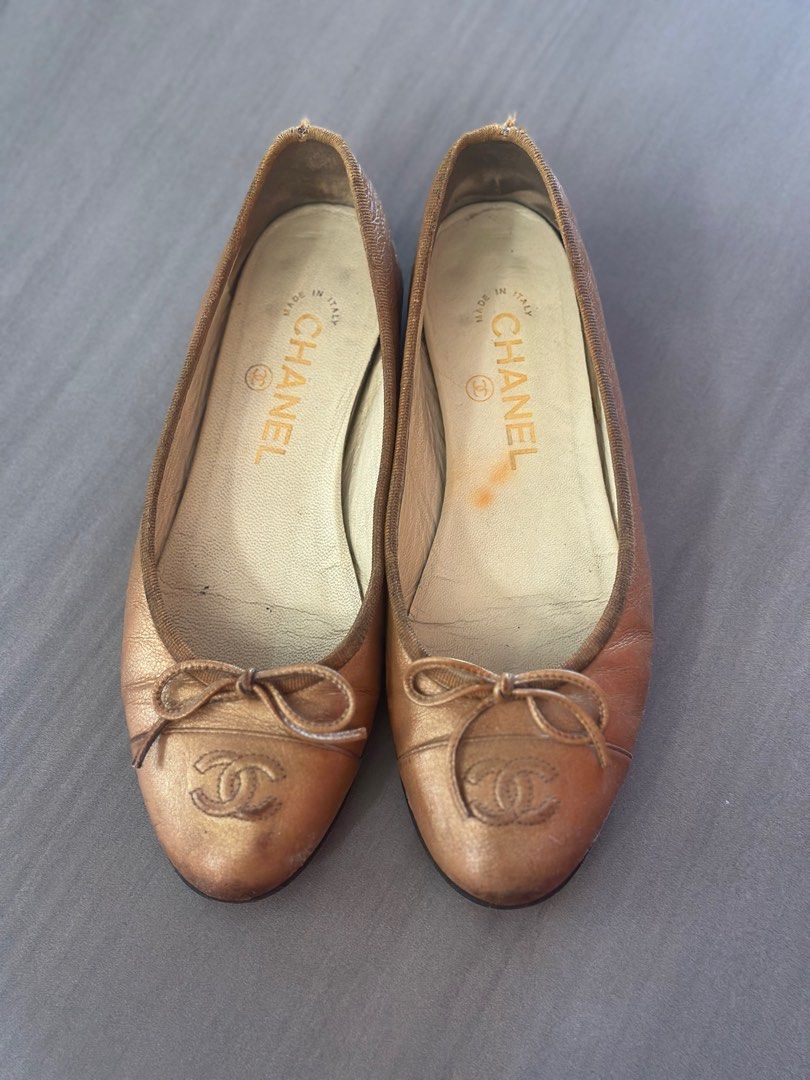 Chanel ballet flats (Category: Flats & Sandals) located in Paranaque City. Submitted by bduchess (Listing ID 1386325034, Image 1). Description: Authentic Chanel Ballerina Flats size 36 1/2 with free bnew havaianas slippers (35/36) .