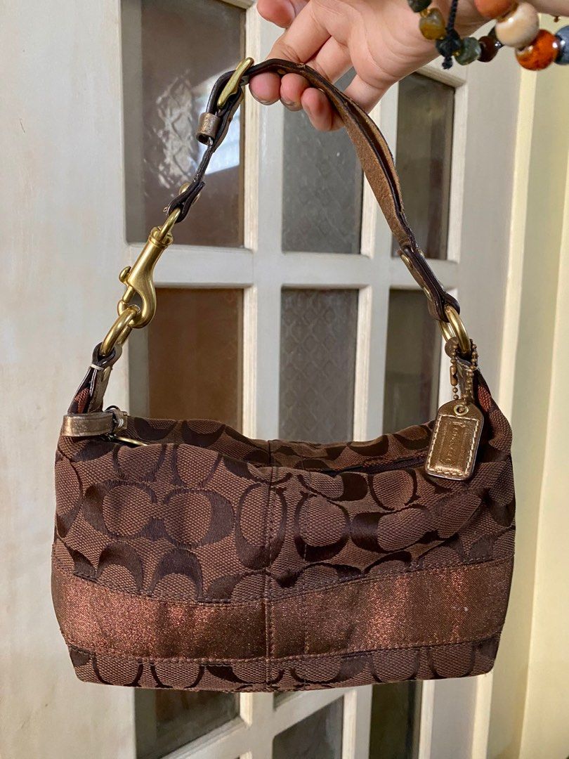 Coach Brown Canvas Mini Bag (Category: Luxury Bags & Wallets) located in Valenzuela. Submitted by sseousinnn (Listing ID 1386262793, Image 1). Description: ⭐️ guaranteed authentic ⭐️ has flaws.