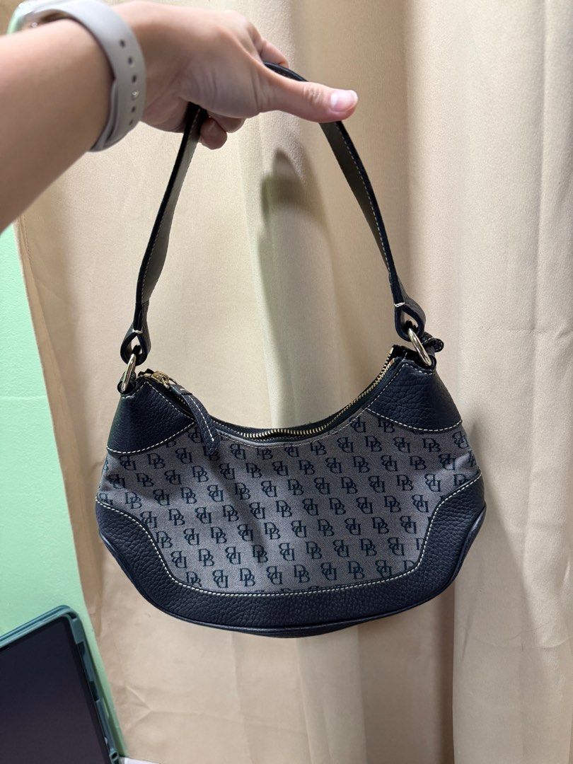 Dooney & Bourke Hobo Bag (Category: Luxury Bags & Wallets) located in Manila. Submitted by _rinaa (Listing ID 1385969639, Image 3). Description: .