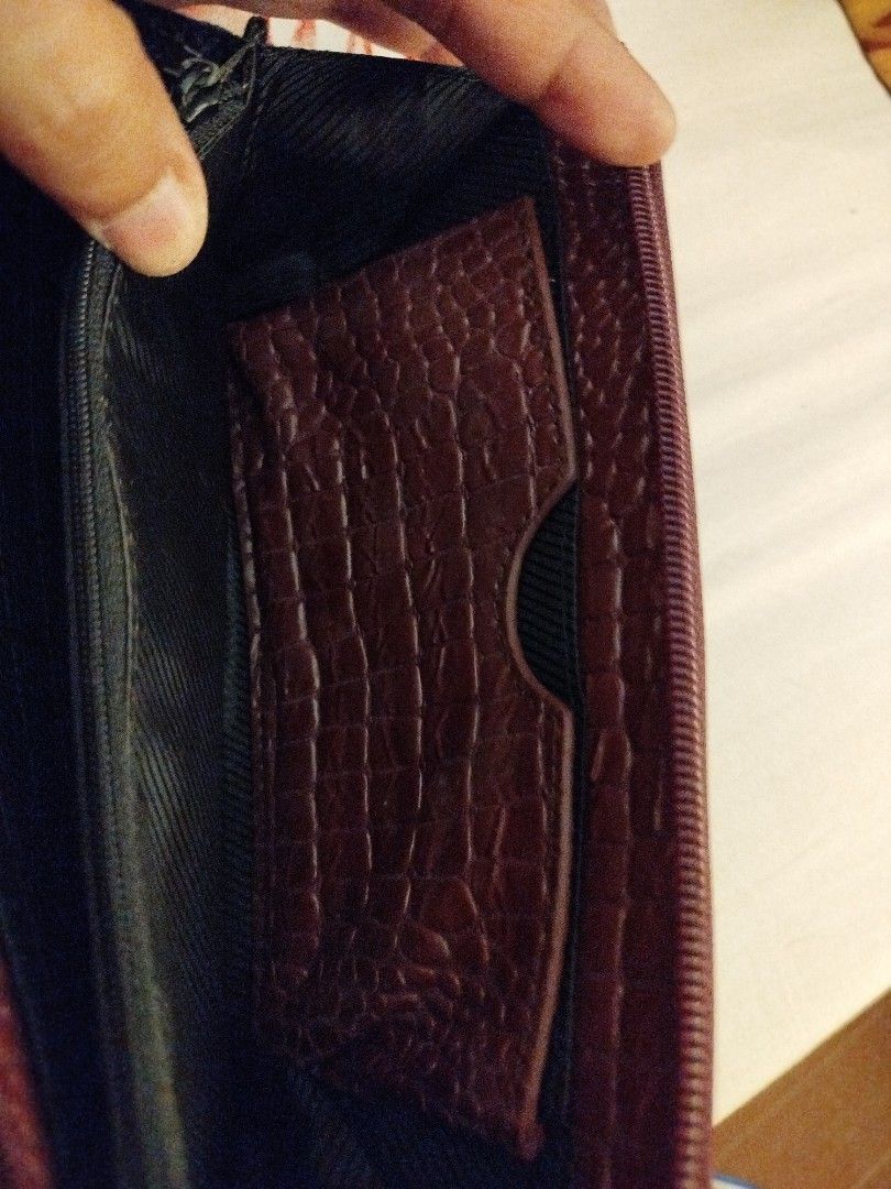 Kenneth Cole wristlet (Category: Wallets & Card holders) located in Manila. Submitted by mallows__ (Listing ID 1386231268, Image 3). Description: .