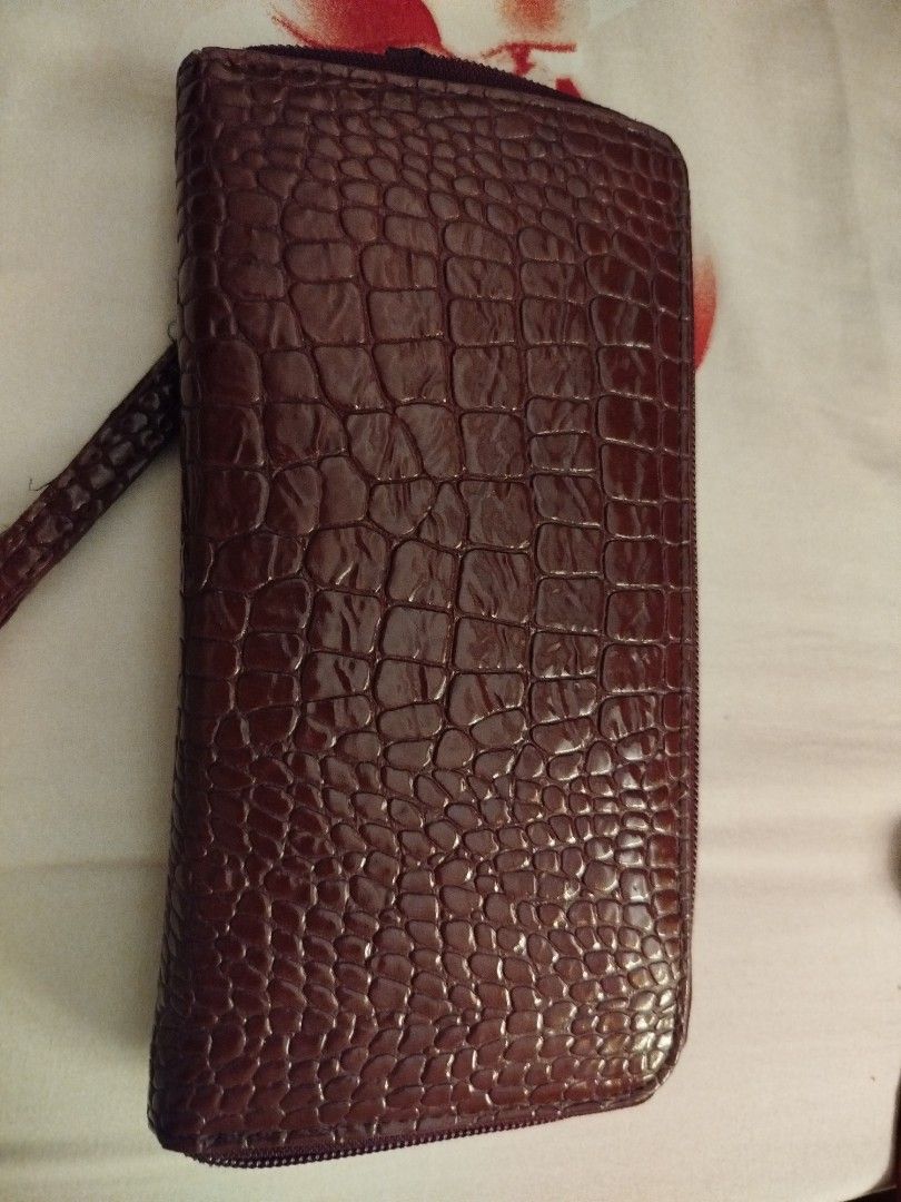 Kenneth Cole wristlet (Category: Wallets & Card holders) located in Manila. Submitted by mallows__ (Listing ID 1386231268, Image 2). Description: .