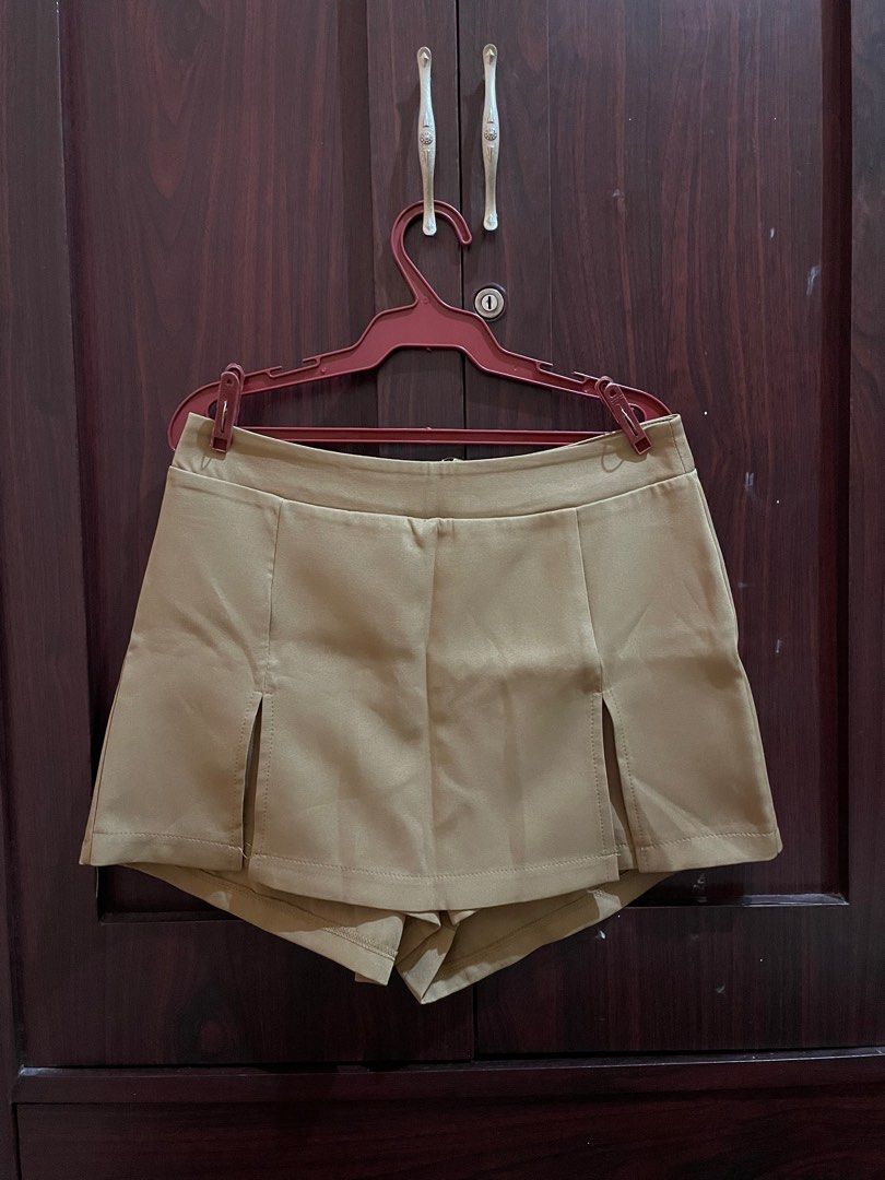 Lovito Brown Skorts (Category: Skirts) located in Quezon City. Submitted by didcluttered (Listing ID 1386238373, Image 3). Description: waist - 28 length - 12.5 inches 💗 Payment First via Gcash or Bank Transfer. 💗 Shipping thru JNT // SF shouldered by buyer.