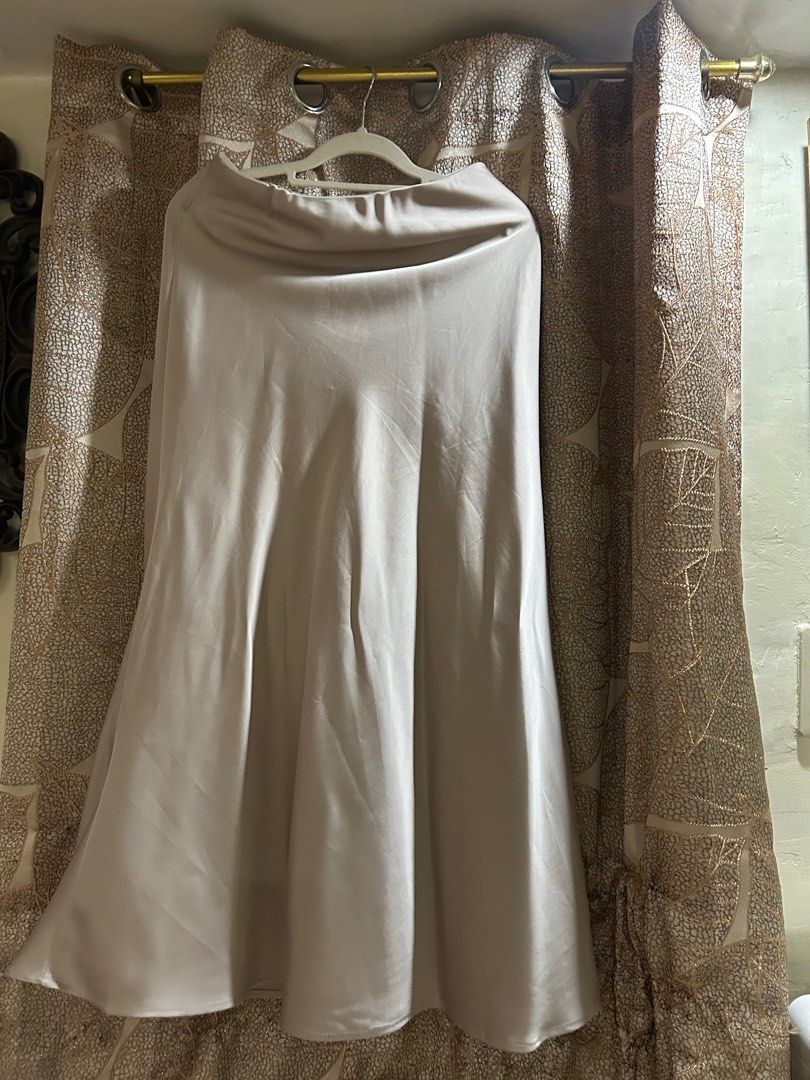 maxi skirt (Category: Skirts) located in Rizal. Submitted by chonwear (Listing ID 1386224975, Image 1). Description: once a used clothes for breakfast brand napakapretty nito kc streachy s-L fits .