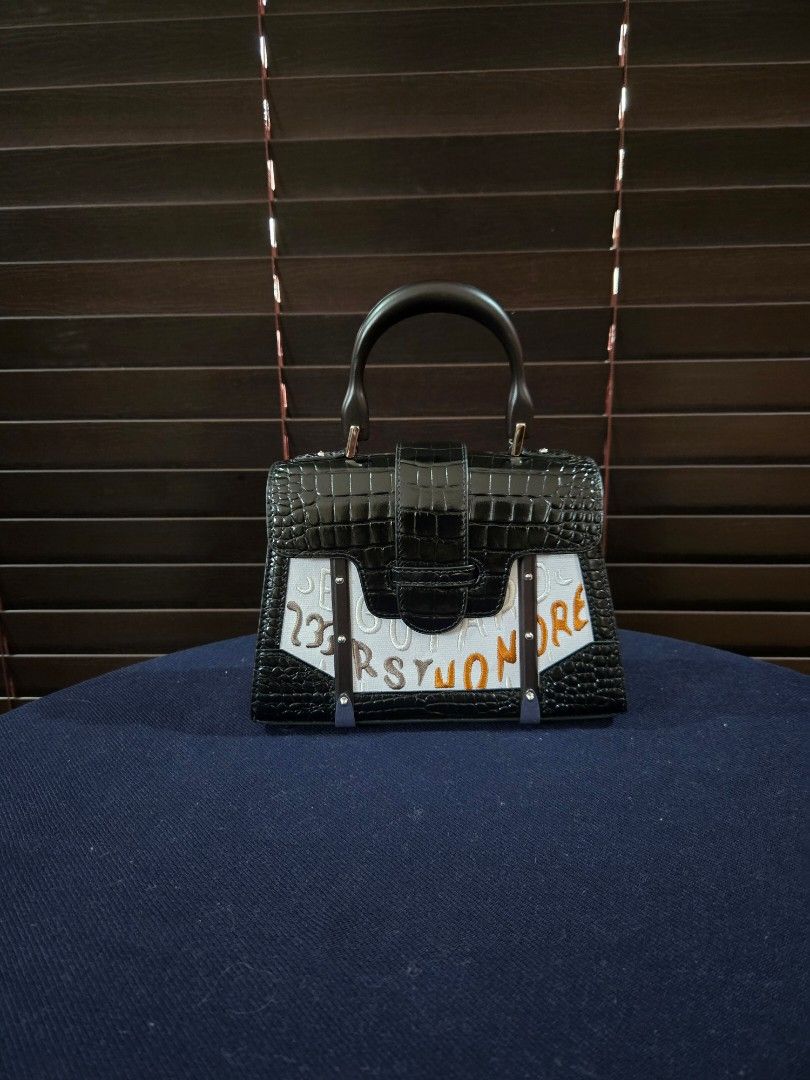 Mini Saigon Structured (Category: Luxury Bags & Wallets) located in Paranaque City. Submitted by dclutterqueen (Listing ID 1386214550, Image 1). Description: Goyard Mini Saigon Structured Limited Edition with Canvas and St. Honore embroidery 💯 Croc Embossed Genuine Leather details and long strap 🇯🇵 Acquired preloved from Japan 👜 Comes with dustbag 🏍 Metro Manila and nearby areas only serviceable by Lalamove, Grab Express and similar couriers