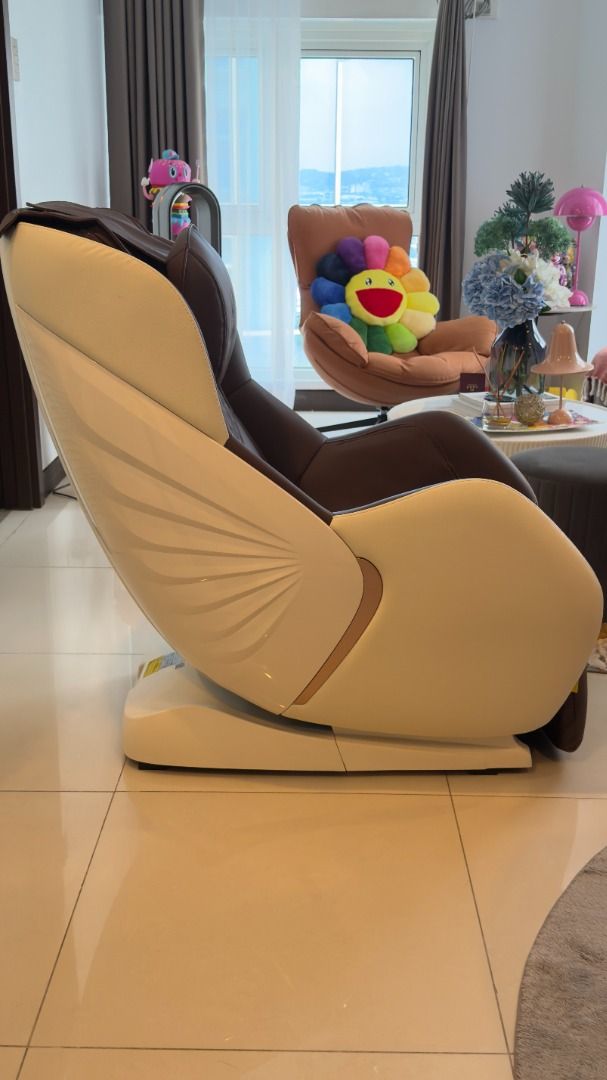 OGAWA MySofa Luxe Zero Gravity (Category: Chairs) located in Caloocan City. Submitted by edlorenzo127792 (Listing ID 1386374493, Image 3). Description: Name: Ogawa MySofa Luxe Zero Gravity Color: Espresso Key Features: -Comprehensive Lumbar Massage Covers from neck to butt with a 1m extensive massage L-Track, delivering inner satisfaction. -Intuitive & Smart Humanised Touch Features durable silicone rollers, balancing comfort and intensity for a 