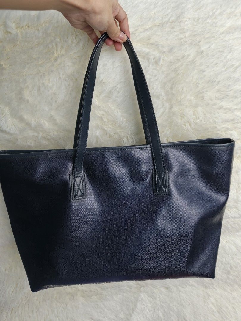 Original Gucci tote (Category: Luxury Bags & Wallets) located in Pasig City. Submitted by lfboutique (Listing ID 1386302552, Image 3). Description: original preloved in very good condition no damage /rubs sign of use only med to large size pasig loc no cod/cop.