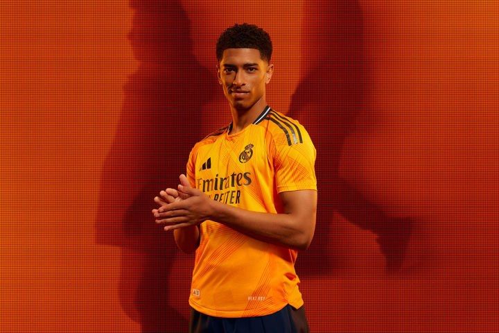 Real Madrid 2024/25 Away Jersey (Category: Activewear) located in Singapore. Submitted by cheng_teng (Listing ID 1386381165, Image 1). Description: real madrid away jersey 24/25 with bellingham printed behind. rfs- the jersey is too small for me .