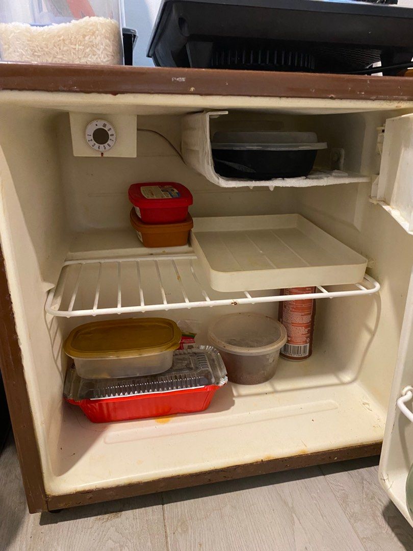 Refrigerator (Category: Refrigerators and Freezers) located in Marikina City. Submitted by roxanneorpiano (Listing ID 1386377609, Image 3). Description: HI RUSH SELLING PO, medyo negotiable pa Rfs. Moving out na po this week.