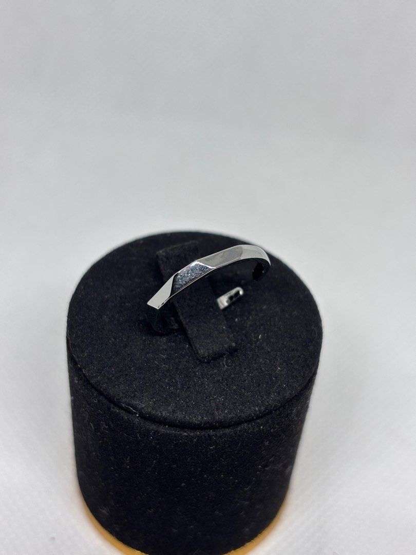 Ring （分類：飾物及配件）位於 Hong Kong。 由 fcjshop 提交（商品編號 1386360392，圖片 3）。簡介： 全新925純銀開口戒指 ，可自行微調尺寸，$38.一隻，簡約包裝，手飾2件起9折，包本地平郵，不設退換，有疑問可私訊細節，謝謝。。